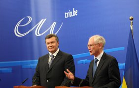 Виктор Янукович с председателем совета ЕС Херманом Ван Ромпеем