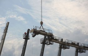 Над НСК "Олимпийским" в Киеве крепят самую большую мембранную крышу