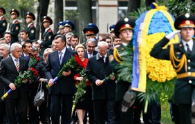 Президент Янукович, премьер Азаров, спикер Литвин возлагают цветы к памятнику жертвам Бабьего яра
