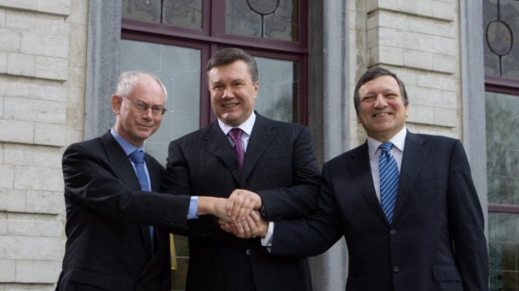 Виктор Янукович с президентом Совета ЕС Германом ван Ромпеем и президентом Европейской комиссии Жозе Мануэлем Баррозу