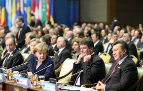 Канцлер Германии Ангела Меркель, президент Албании Бамир Топи и Виктор Янукович