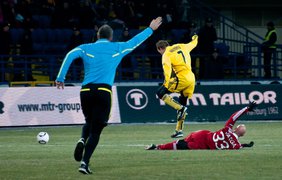 Валяев недружелюбен с Варгой. Арбитр бдит...