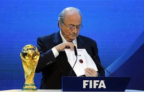 Президент ФИФА Зепп Блатер достает результат голосования из конверта