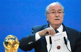 Зепп Блаттер демонстрирует карточку с надписью "Россия"