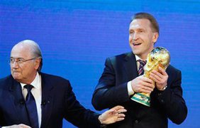 Первый заместитель председателя правительства РФ Игорь Шувалов с кубком