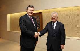 Виктор Янукович с председателем японской федерации бизнеса "Кэйданрэн" Хиромасой Йонекурой