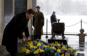 Виктор Янукович в Варшаве возложил венки к могиле Неизвестного солдата