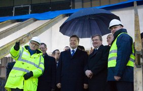 Виктор Янукович и Бронислав Коморовский ознакомились с ходом строительства Национального стадиона в Варшаве