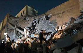 Ливийский солдат обследует повреждений административного здания от атаки ракет