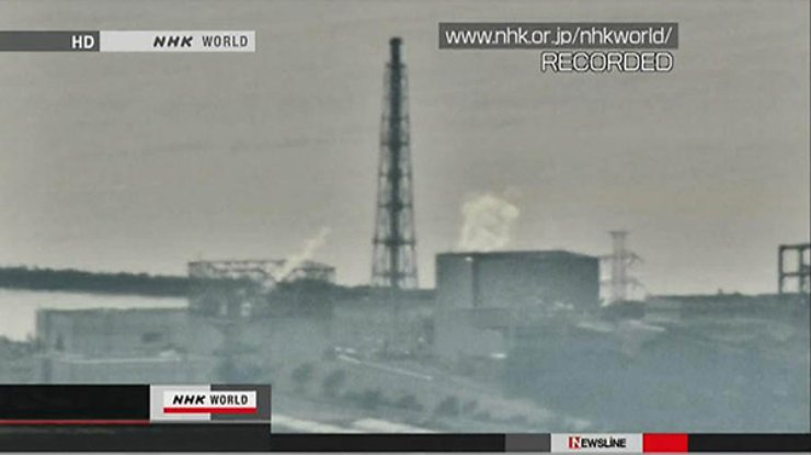 Дым над ядерными реакторами АЭС "Фукусима"