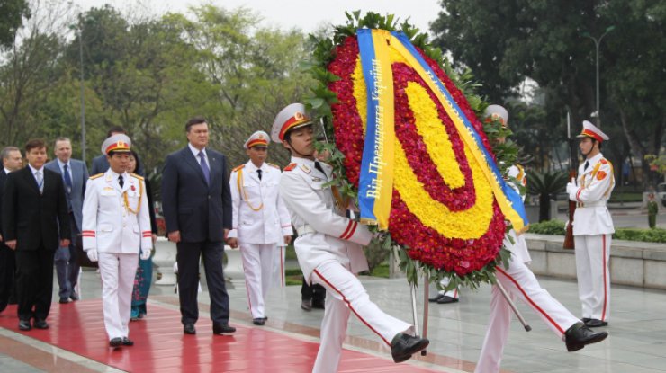 Визит Виктора Януковича в Социалистическую Республику Вьетнам. Монумент Национальных Героев