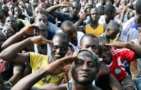 Молодые сторонники Лорана Гбагбо на стадионе для вступления в армию в Абиджане