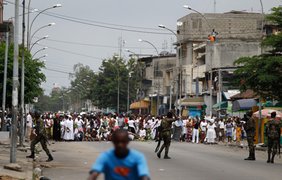 Женщины против солдат во время акции протеста против Лорана Гбагбо