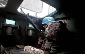 Миротворец ООН из иорданского батальона во время перестрелки