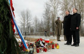 Возле места катастрофы самолета президента Польши Леха Качиньского