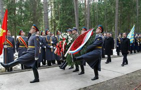 Коморовский и Медведев почтили память погибших под Смоленском