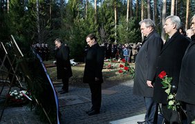 Коморовский и Медведев почтили память погибших под Смоленском