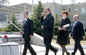 Пан Ги Мун, Виктор Янукович и Юкия Амано во время посещения ЧАЭС