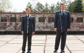 25 лет трагедии на ЧАЭС: Янукович и Медведев отдали дань памяти