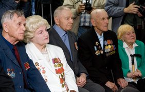 Ко Дню победы: Янукович встретился с ветеранами