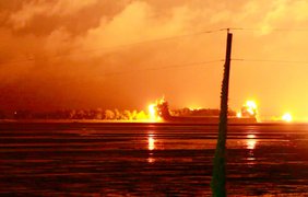 Взрыв плотины Бердс Пойн с целью защитить от затопления близлежащий город Каир (штат Иллиноис)