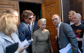 Юлия Тимошенко и ее защитник, депутат Верховной Рады Сергей Власенко