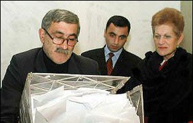 Члены ЦИК Грузии подсчитывают голоса