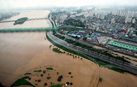 Южная Корея утопает в дожде и грязи