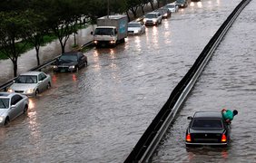 Южная Корея утопает в дожде и грязи