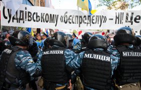 Автозак с Юлией Тимошенко отъезжает от Печерского суда Киева