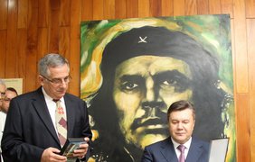Виктор Янукович во время визита