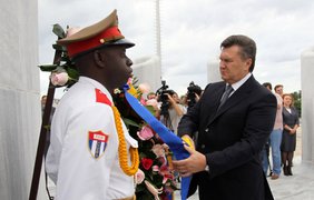 Виктор Янукович во время участия в церемонии возложения цветов к Мемориалу Хосе Марти