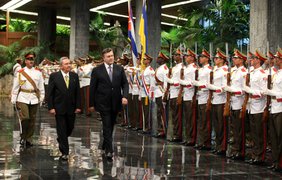 Президент Украины Виктор Янукович и Председатель Государственного совета Кубы Рауль Кастро