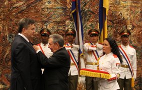 Януковича наградили высшей наградой Кубы - орденом Хосе Марти