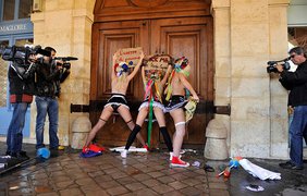 FEMEN добрались до Парижа