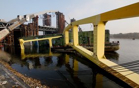 В Киеве упал плавучий 93-метровый кран