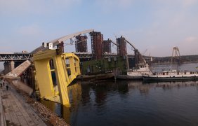 В Киеве упал плавучий 93-метровый кран