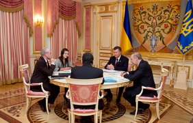 Президент Украины Виктор Янукович, председатель Европейской Комиссии Жозе Мануэль Баррозу и председатель Европейского Совета Герман ван Ромпей