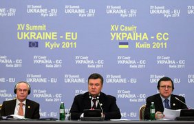 Президент Украины Виктор Янукович, председатель Европейской Комиссии Жозе Мануэль Баррозу и председатель Европейского Совета Герман ван Ромпей