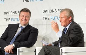 Виктор Янукович и представитель польского председательства в Совете Европейского союза Александр Квасневский во время 8 украинской ланч-конференции в Давосе