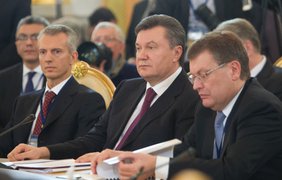 Первый вице-премьер-министр Валерий Хорошковский, Президент Украины Виктор Янукович и министр иностранных дел Украины Константин Грищенко