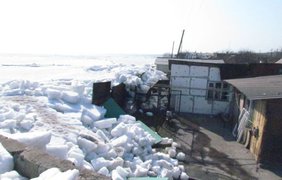 Тающий лед Азовского моря ломает заборы