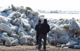 Тающий лед Азовского моря ломает заборы