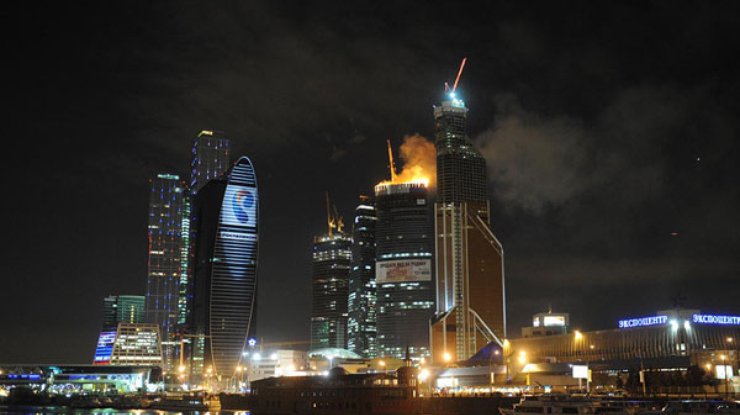 Высотный огонь: В Москве загорелась башня строящегося делового центра