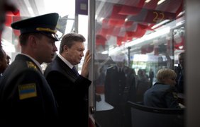 Янукович открыл новый терминал аэропорта в Донецке