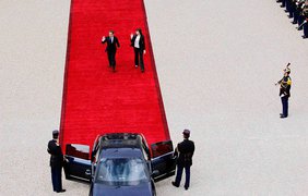 Чета Саркози покидает Елисейский дворец