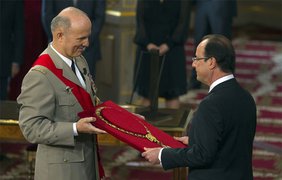 Избранный президент Франции принимает церемониальную цепь