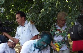 Защитника Тимошенко облили зеленкой