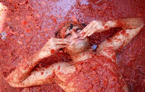 La Tomatina: Испания дерется помидорами