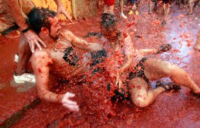 La Tomatina: Испания дерется помидорами
